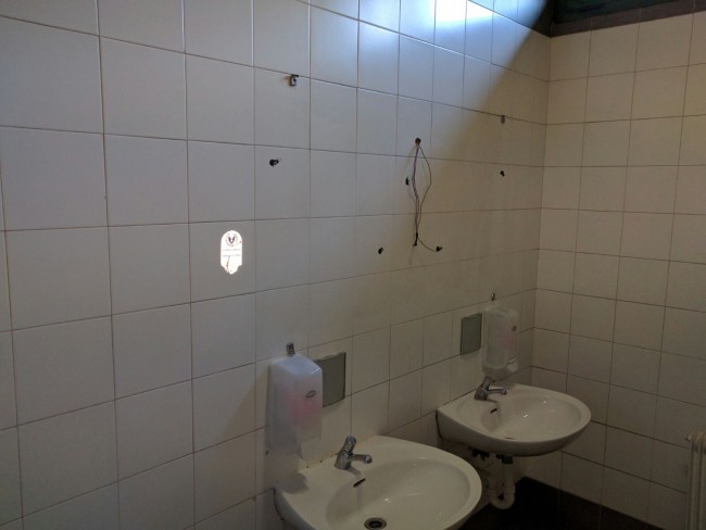 Il bagno della stazione con lo specchio rimosso perché danneggiato